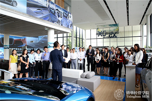 1497603027020018114.jpg 4-1宝马星德宝5S店讲师介绍宝马车型、服务和5S店的建筑设施_meitu_4.jpg