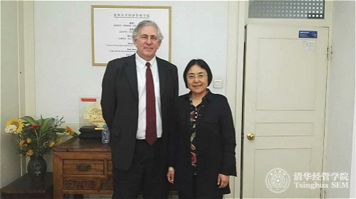 钱小军教授和加拿大维多利亚商学院院长合影 logo.jpg