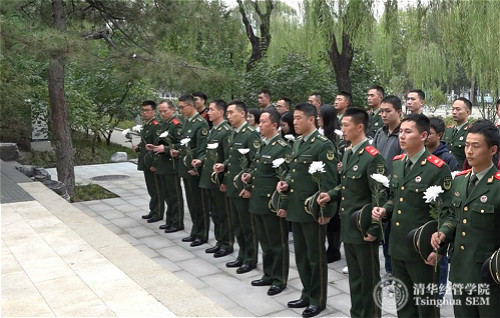 1571818272405081752.jpg 武警官兵与支部同学默哀致敬并献花_meitu_8.jpg