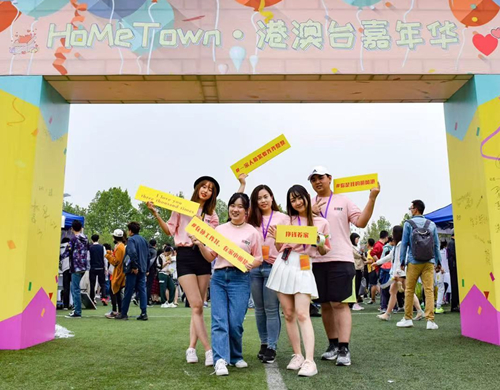 1621993281111069536.jpg 陈安琪(左三)于港澳台嘉年华_副本.jpg
