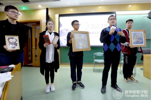 图4：清华大学艺术与科学研究中心办公室主任王旭东老师展示清华美院同学的原创作品。_meitu_3.jpg