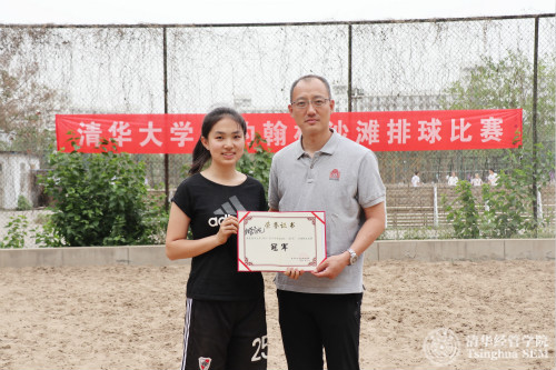 1591343324349013671.jpg p4 夺冠后王晴宜代表女排接受颁奖_meitu_1.jpg