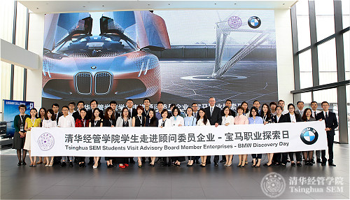 1497602966280092923.jpg 1活动主题液晶屏前的大合影_meitu_1.jpg