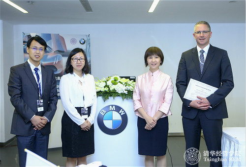 1497603180112041194.jpg 12院长助理、院长办公室主任教方兴向宝马(中国)副总裁们颁发学院感谢信_meitu_10.jpg